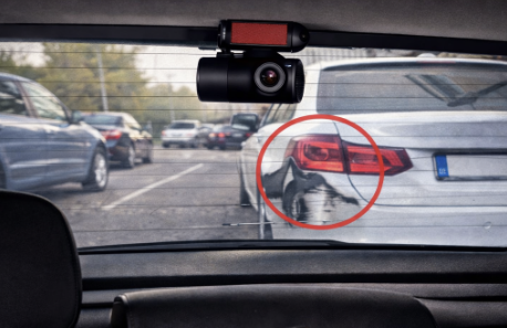 hátsó menetrögzítő kamera parkolás közben